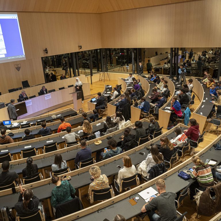 Débat entre Pascal Broulis, L'Alliance vaudoise (PLR - UDC - Le Centre), et Raphaël Mahaim, Parti socialiste vaudois - Les Vert·e·s vaudois·es dans la salle du Grand conseil. Cet événement, organisé conjointement par la Direction générale de l'enfance et de la jeunesse (DGEJ) et la Commission des jeunes (CdJ-Vaud), a été l’occasion d’entendre les deux candidats au Conseil des Etats, lors du 2e tour le 12 novembre prochain ARC Jean-Bernard Sieber